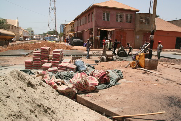 Straßenbau in Gambia