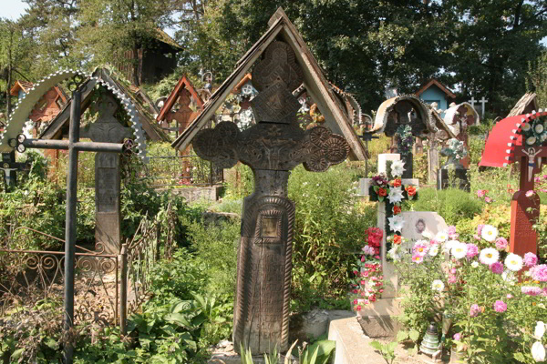 Friedhof an der Holzkirche von Ieut